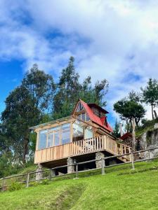 una casa en la ladera de una colina en Killary Lodge & Glamping, en Cachanlo de Sidcay