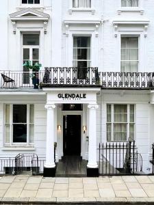 Ein weißes Gebäude mit einem Schild, das Clandra liest. in der Unterkunft Glendale Hyde Park Hotel in London