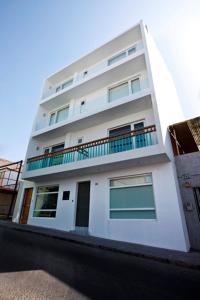 un edificio blanco con balcón en la parte superior en Hotel Casa Beltran, en Arica