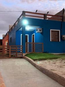 una casa azul con una luz encima en Chalés Solmar, en Itapipoca