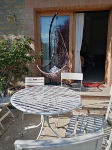 uma mesa, 2 cadeiras e uma rede de descanso num pátio em Garma em Murlo