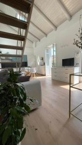 sala de estar amplia con sofá y mesa en Il Giardino Segreto, en Biella
