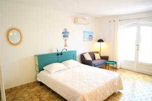 Posteľ alebo postele v izbe v ubytovaní Studio 15 - LES SUITES DE ROBINSON - Résidence avec piscine en bord de Siagne, à Mandelieu-La-Napoule