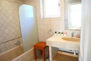 Kúpeľňa v ubytovaní Studio 15 - LES SUITES DE ROBINSON - Résidence avec piscine en bord de Siagne, à Mandelieu-La-Napoule