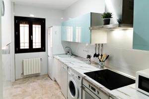 A kitchen or kitchenette at La puerta del Salvador Apartamento casco historico