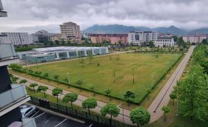 巴亚马雷Apartament Parc Central RHBM的城市中一座公园,有一座大建筑