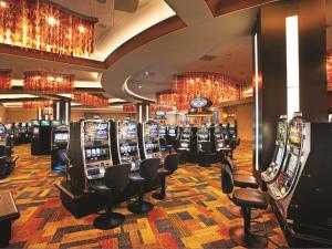 un casino con un montón de máquinas de videojuegos en Ameristar Casino Hotel Vicksburg, Ms., en Vicksburg