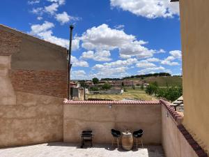 un grupo de sillas sentadas en la parte superior de un edificio en Casa La Cantina, en La Horra