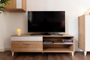 A television and/or entertainment centre at La puerta del Salvador Apartamento casco historico