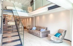 宾茨Prora Solitaire Avida Loft 8的带楼梯和沙发的客厅