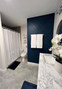 Ένα μπάνιο στο Busch Gardens Bliss Suite -1 +46 φωτογραφίες