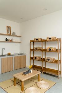 una cocina con estanterías de madera y una mesa en Natsu No Hanabi Villa & Apartment, en Da Nang