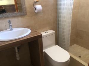 A bathroom at Antara Hostal