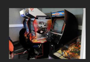 una sala per i videogiochi con console per videogiochi di Mobil-Home 4p Privé Camping 5 étoiles Erdeven 7saints a Erdeven Altre 16 foto