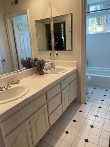 Baño con 2 lavabos y espejo en Rare Newport Coast Home for 7 weeks this Summer, en Newport Beach