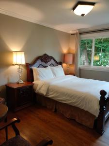 Un dormitorio con una cama grande y una ventana en Semi Centre House, en White Rock