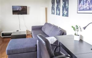 En sittgrupp på Stunning Apartment In Nshulta With 1 Bedrooms And Wifi