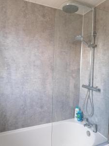 eine Dusche im Bad mit Waschbecken in der Unterkunft Curlew - Port Seton in Port Seton
