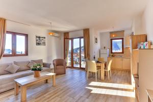 Arvala Lux Apartments في بودفا: غرفة معيشة مع أريكة وطاولة