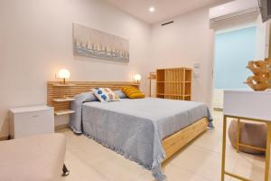 1 dormitorio con cama y ventana grande en A' Treglia B&B en Santa Maria di Castellabate
