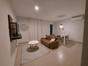 a living room with a couch and a table at EXCEPCIONAL DEPARTAMENTO EN MAIPÚ- Ruta del vino 4 personas!! in Maipú