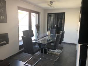 comedor con mesa de cristal y sillas en Entire Apartment in Schieren - 2 Bedrooms, en Schieren