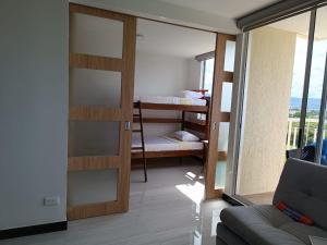 里考爾特的住宿－Puerto Azul Club House - Ricaurte Cundinamarca，客房设有带双层床和窗户的房间