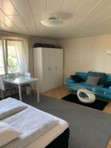 1 dormitorio con cama, mesa y sofá en Horn Bodensee, en Horn