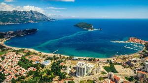 eine Luftansicht auf einen Strand und das Meer in der Unterkunft Arvala Lux Apartments in Budva