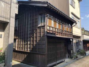 un edificio con un montón de ventanas a un lado en 越中城端　荒町庵, en Nanto