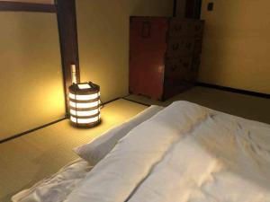 מיטה או מיטות בחדר ב-越中城端　荒町庵