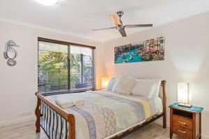 Ένα ή περισσότερα κρεβάτια σε δωμάτιο στο Remarkable Six Bedroom Waterfront Home! Perfect for the extended family +26 φωτογραφίες