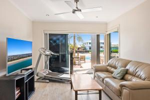 Zdjęcie z galerii obiektu Remarkable Six Bedroom Waterfront Home! Perfect for the extended family w mieście Mooloolaba