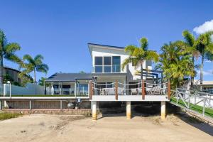 Afbeelding uit fotogalerij van Remarkable Six Bedroom Waterfront Home! Perfect for the extended family in Mooloolaba