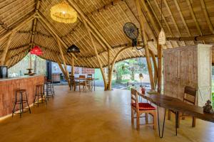 Restoran ili drugo mesto za obedovanje u objektu Bamboo Turtles Ecolodge