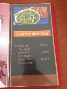 menu restauracji z talerzem jedzenia w obiekcie Green Garden Residence Hotel w mieście Da Nang