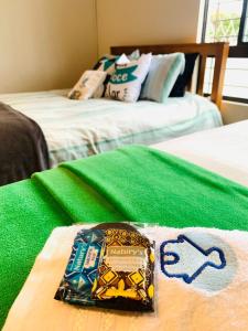 una mesa con una caja encima de una cama en Easy Quartos Floripa, en Florianópolis 37 fotos más