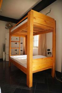 ein Etagenbett aus Holz in einem Zimmer in der Unterkunft The Mango in Kandy