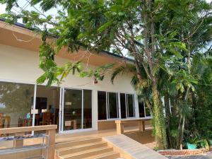Baan Suan Palm Resort的阳台或露台