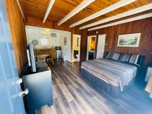 Kuchyň nebo kuchyňský kout v ubytování Riverfront Lodging