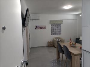 - une salle à manger et un salon avec une table et des chaises dans l'établissement City Aurora, à Athènes