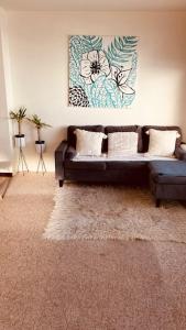 a living room with a couch and a painting on the wall at La Parva Dpto in Farellones