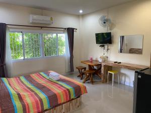 Baan Suan Palm Resort的电视和/或娱乐中心