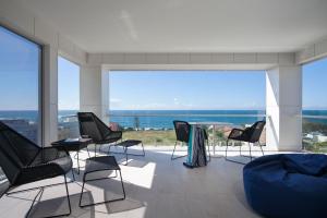 uma sala de estar com vista para o oceano em Coolum Beach Holiday House em Coolum Beach