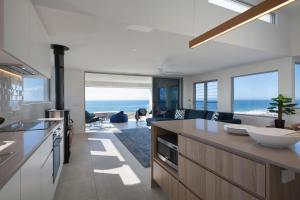 uma grande cozinha com vista para o oceano em Coolum Beach Holiday House em Coolum Beach