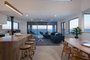 cocina y sala de estar con vistas al océano en Coolum Beach Holiday House, en Coolum Beach