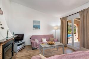 TV a/nebo společenská místnost v ubytování Villa Iris - Alcúdia