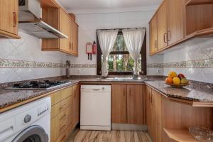 Kuchyň nebo kuchyňský kout v ubytování Villa Iris - Alcúdia