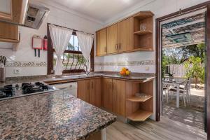 Kuchyň nebo kuchyňský kout v ubytování Villa Iris - Alcúdia