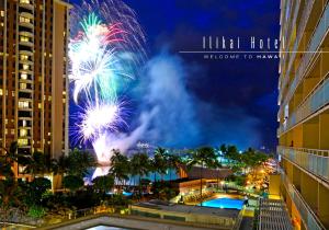 een vuurwerkshow in de lucht boven een stad bij FREE PARKING Waikiki Luxury Ilikai Studio City View in Honolulu